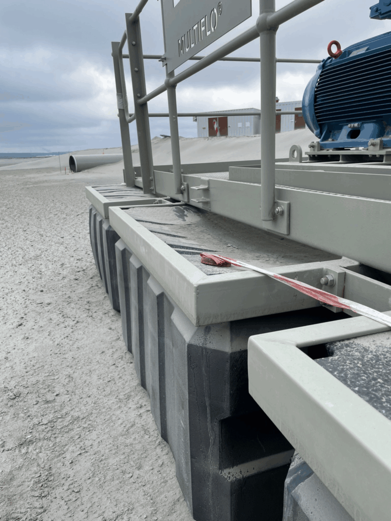 Pontoon floats for offshore oil platform