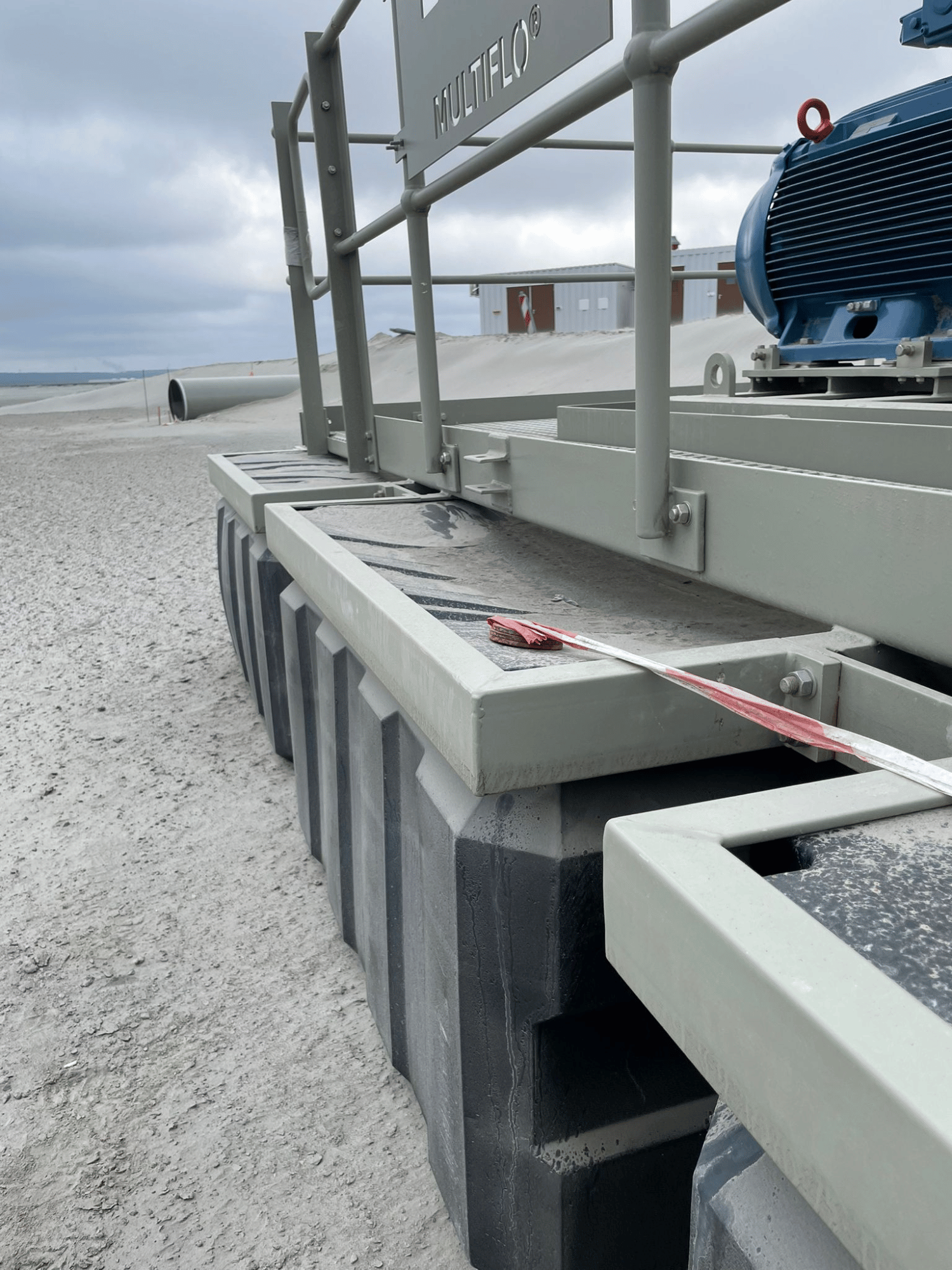 MP1100 Pontoon floats being used for offshore use 1